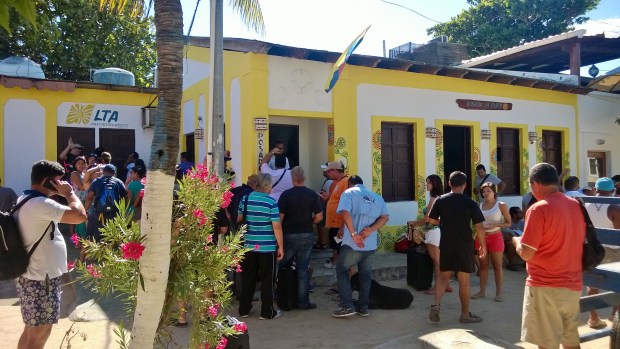 PASAJEROS APOSTADOS FRENTE OFICINAS DE AEROTUY ESPERANDO RESPUESTA